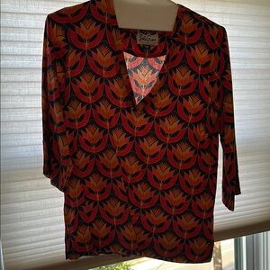 Stylish Lesley Evers Women's Top with Vibrant Pattern